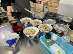 241128【写真】授業の風景69（３年「生活文化」、ねぎ塩豚丼、かす汁） (1).jpegのサムネイル画像のサムネイル画像