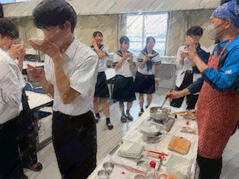 260610【写真】授業の風景㉞（２年「課題研究（いば炊）」、出汁のテイスティング、卵焼き、自己紹介総当たり） (3).JPGのサムネイル画像