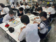 260609【写真】授業の風景㉚（１年「家庭基礎」、子どもの発達と保育（紫陽花の折り紙と手遊び）） (4).JPGのサムネイル画像