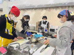 241127【写真】授業の風景67（３年「生活文化」、ひじきと豆腐のハンバーグ、焼き野菜のスープ） (4).JPGのサムネイル画像