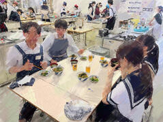 250604【写真】授業の風景27（２年「生活科学」、親子丼、小松菜のお浸し、豆腐とわかめのすまし汁） (4).JPGのサムネイル画像