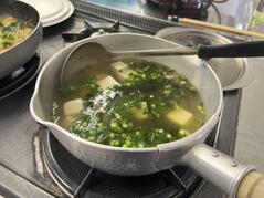 260514【写真】授業の風景⑰（２年「生活科学」、親子丼、小松菜のお浸し、豆腐とわかめのすまし汁、ほうじ茶） (2).JPGのサムネイル画像