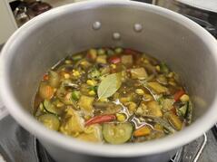 240912【写真】授業の風景42（３年「生活文化」、夏野菜の和だしカレー、にんじんケーキ） (1).JPEGのサムネイル画像