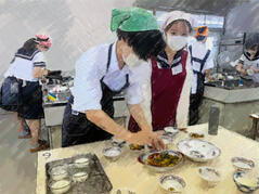 250829【写真】授業の風景52(3年「生活文化」、麻婆豆腐、芙蓉蟹、杏仁豆腐、ご飯) (1).JPGのサムネイル画像