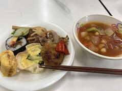 231220【写真】授業の風景83(2年「課題研究(健康)」、一品持ち寄り弁当) (1).JPEGのサムネイル画像