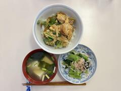 250604【写真】授業の風景27（２年「生活科学」、親子丼、小松菜のお浸し、豆腐とわかめのすまし汁） (2).JPGのサムネイル画像