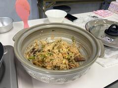 251105【写真】授業の風景73(3年「生活文化」、土鍋キムチご飯、目玉焼き) (1).JPGのサムネイル画像