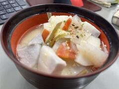 251218【写真】授業の風景86(3年「生活文化」、ねぎ塩豚丼、かす汁、ほうじ茶) (3).JPGのサムネイル画像