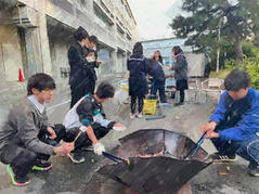 241219【写真】授業の風景73（２年「まちづくり」、竹炭製造） (2).JPGのサムネイル画像
