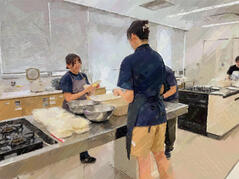 240526【写真】授業の風景⑰(2年「まちづくり」、みんなの畑農作業ボランティア&いばらき自炊塾) (5).JPGのサムネイル画像