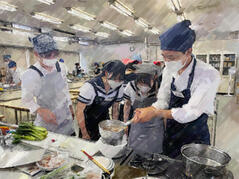 260514【写真】授業の風景⑰（２年「生活科学」、親子丼、小松菜のお浸し、豆腐とわかめのすまし汁、ほうじ茶） (4).JPGのサムネイル画像
