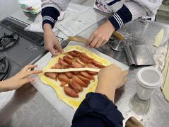 241118【写真】授業の風景65（３年「生活文化」、アップルパイ（仕上げ）） (4).JPEGのサムネイル画像
