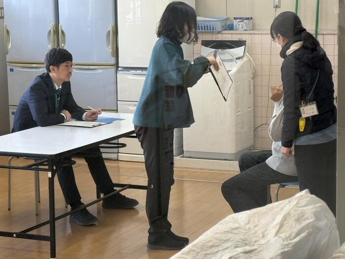 受験票は手渡しで。
