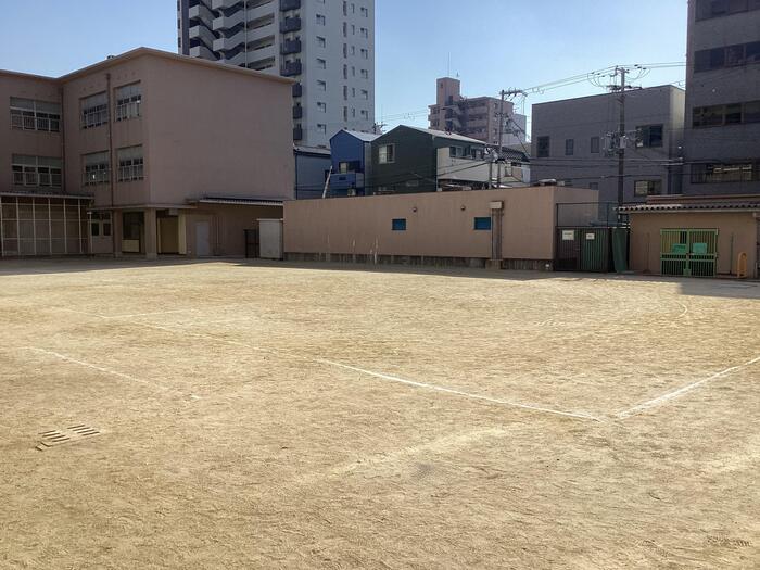 【高3生徒記事】太陽に照らされあったかい運動場