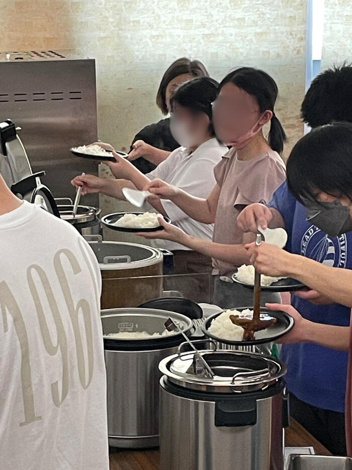 高2宿泊学習「配膳係さんも大活躍」