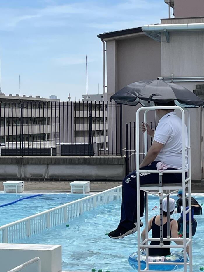 「プールの安全は任せてください。」