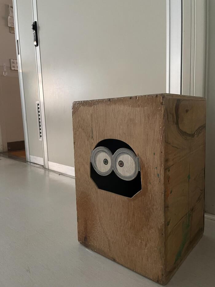 足元に感じる視線。