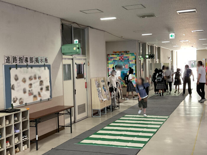 朝の交通安全運動🚥校内の信号を守って安全に登校！