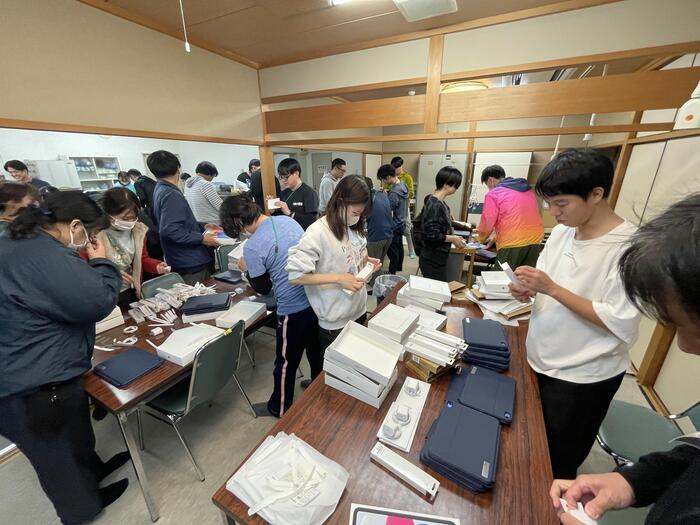 100台のiPad寄贈。