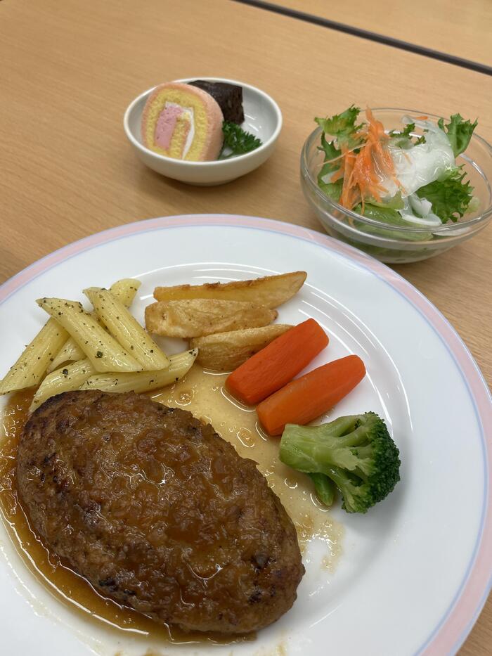 小5宿泊学習 待ってました！ハンバーグ。