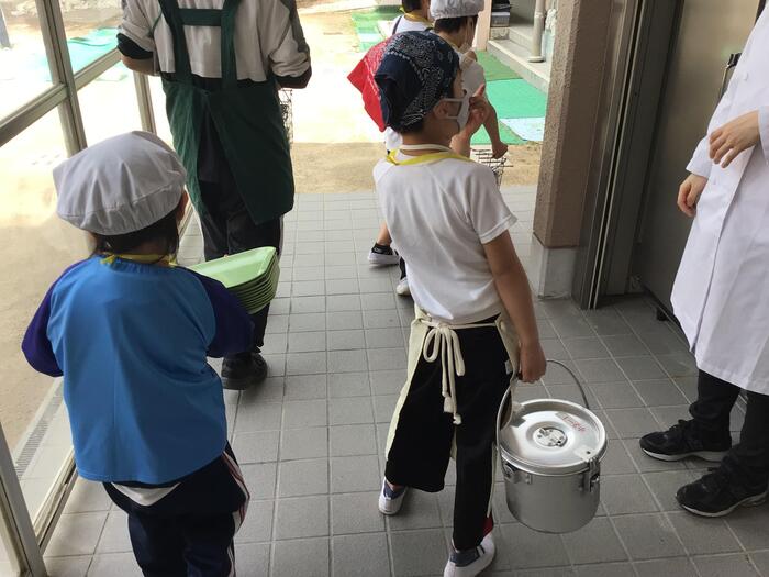 給食の運搬も頑張っています！