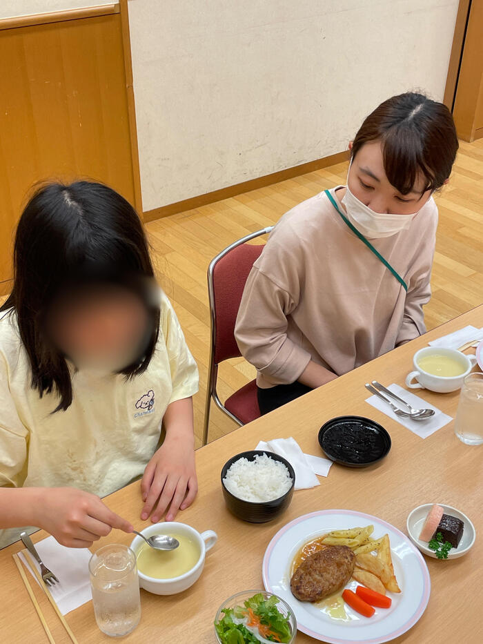 小5宿泊学習 待ってました！ハンバーグ。②