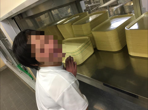 給食 「おぼんの返却で大活躍」