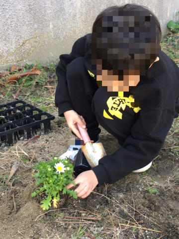 【小学部】花壇づくり