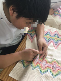スウェーデン刺繍(ししゅう)