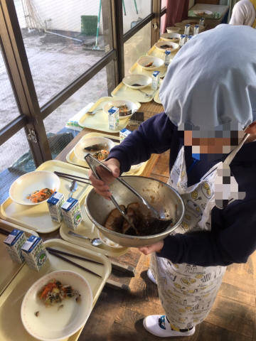 【小学部】給食の配膳の様子