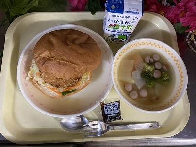 給食の紹介 セルフバーガー