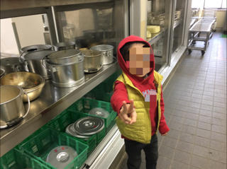 小学部 給食「食器の片づけ」
