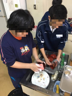調理実習の片づけ