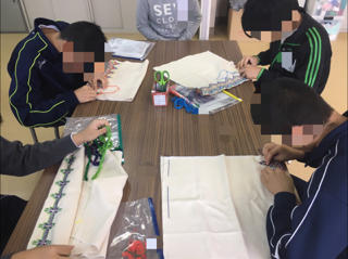中学部「クッションカバー制作」