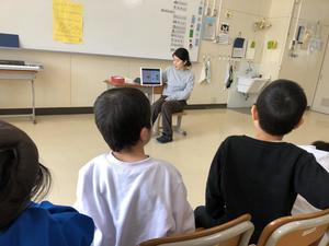 iPadを用いた読み聞かせ 【知的障がい教育部門 小学部】