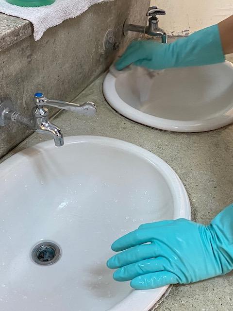 校内の消毒作業