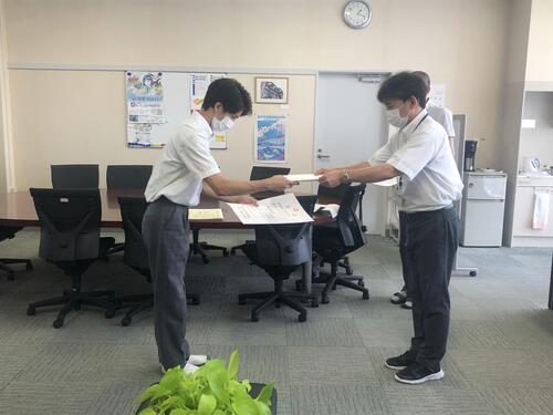 16二部種目別鉄棒優勝.jpg