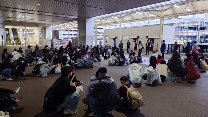 現在、修学旅行団は飛行中