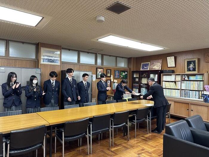 前期生徒会役員の認証式を行いました