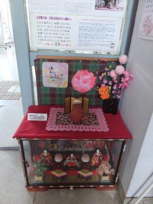 職員室前の様子～ひな祭りバージョン～