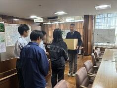 １ 4人受け取り.jpg