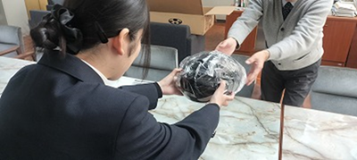 ヘルメット贈呈