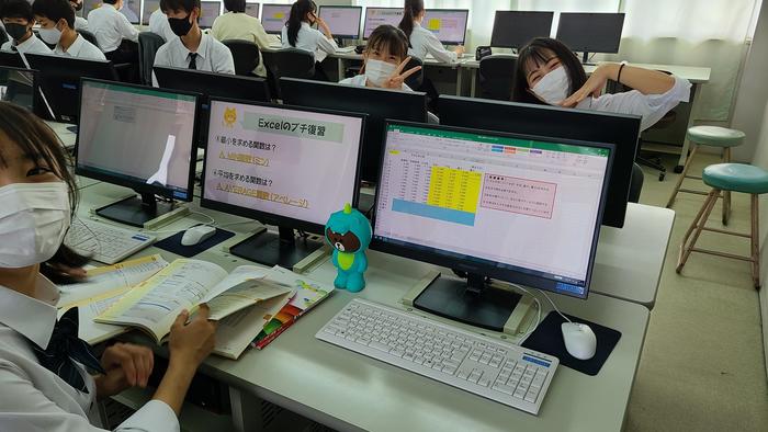 9月22日(水)1限に1年生の情報、2限に1年生の英語表現Ⅰ、4限に1年生の世界史の授業を見学しました。