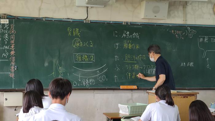 9月1日（水）1限に3年生数学Ⅲ、2限に1年生生物基礎、4限に1年生数学ⅠAの授業を見学しました。