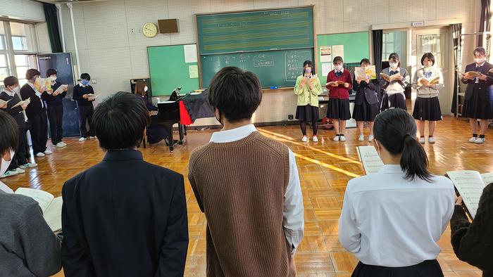 11月4日(水)7限には1年生の音楽「『花は咲く』を歌う」の授業を見学しました。