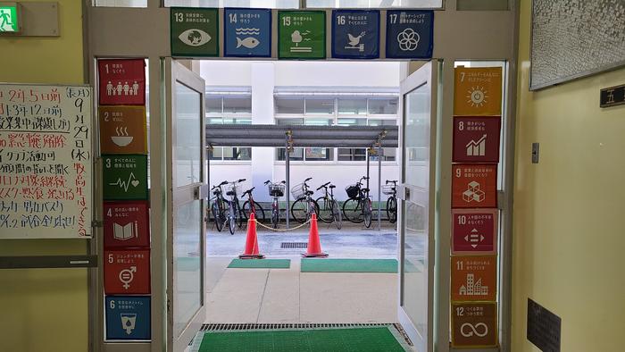 9月29日(水)体育館入口でSDGs活動の掲示を確認~生徒が枚方市のSDGs活動に参加