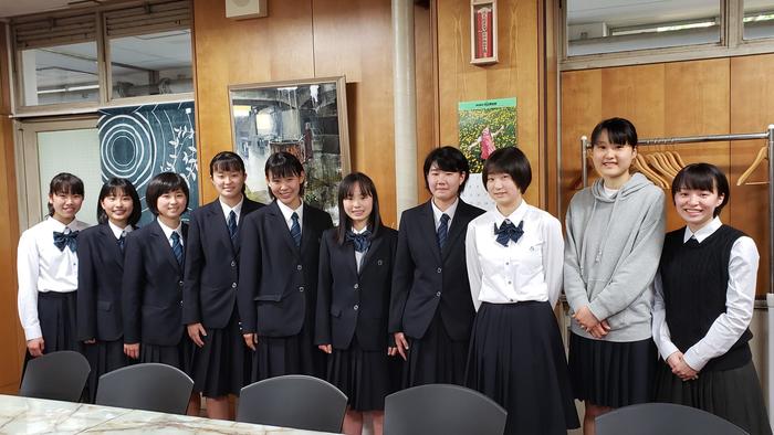 4月22日(月)女子バスケットボール部が新入生部員を紹介に校長室に来訪