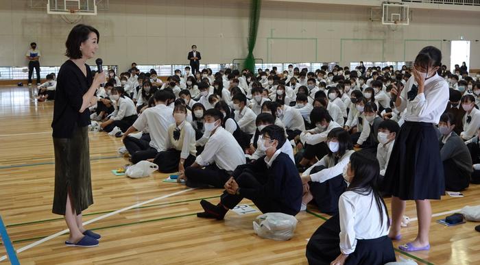 10月1日(木)1年生のキャリア教育の一環として、フリーアナウンサーの八木早希さんに「夢に向かって」と題した授業をしていただきました。