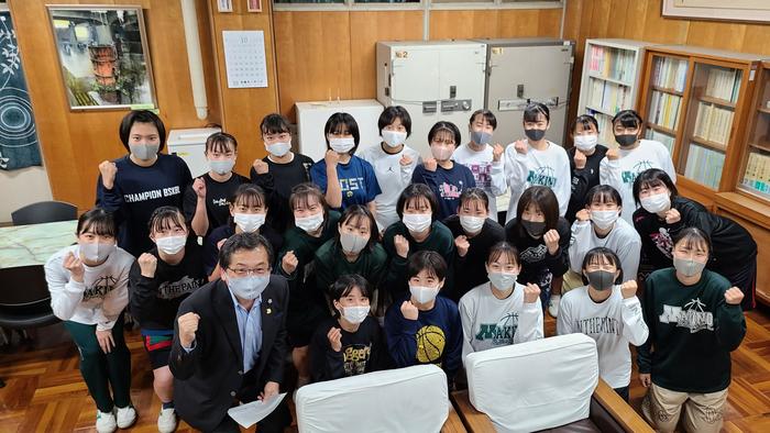 10月22日(木)女子バスケットボール部が25日(日)に牧野高校の体育館で行う公式戦の応援依頼に校長室へ来室。
