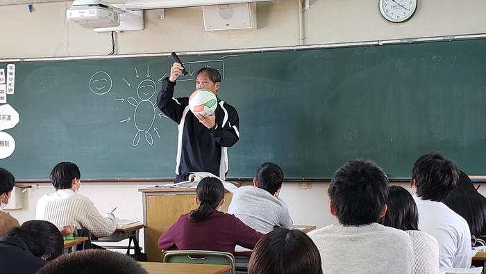 11月18日(月)2限に1年生の保健の授業を見学~オーストラリアの留学生が日本語でノート筆記にSuperb!!